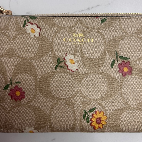 Coach Corner Zip Wristlet Canvas Nostalgic Ditsy Print, limited edition- EUC - Picture 10 of 13